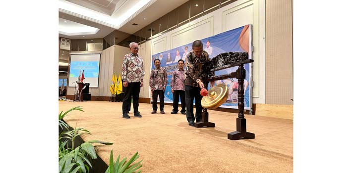 Pemukulan gong menandai bahwa&nbsp;Musyawarah Daerah (Musda) Aspek-Pir Riau Ke-IV resmi dibuka di Hotel Mutiara Merdeka Pekanbaru, Senin (22/4/2024).