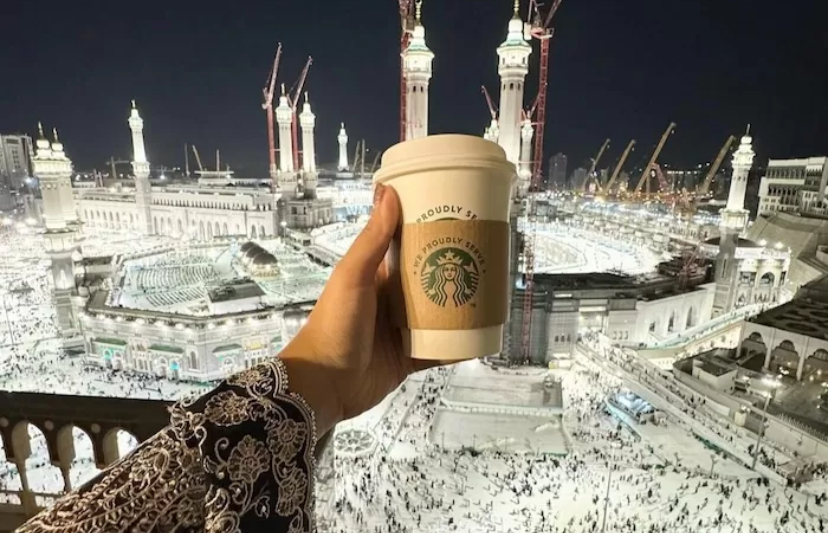 Wakil Ketua DPRD DKI Jakarta Zita Anjani mengunggah momen dirinya diberikan minuman kopi Starbucks saat berada di Makkah.