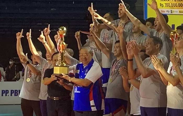 Susilo Bambang Yudhoyono menerima piala bergilir juara PLN Mobile Proliga 2023 dari Ketua Umum PBVSI Imam Soejarwo usai LavAni menjuarai Proliga 2023 di Jogjakarta, Minggu (19/3/2023).