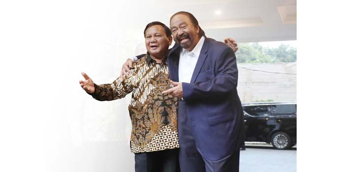 Presiden terpilih hasil Pilpres 2024 Prabowo Subianto dan Ketua Umum Partai Nasdem Surya Paloh berangkulan saat pertemuan di Rumah Kertanegara, Jakarta, Kamis (25/4/2024)