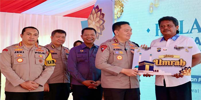 Kapolda Riau memberikan hadiah umrah kepada personel Satreskrim Polresta Pekanbaru yang&nbsp; sempat mengalami luka tembak di tangan saat penggerebekan pelaku curat antarprovinsi bersama tim gabungan