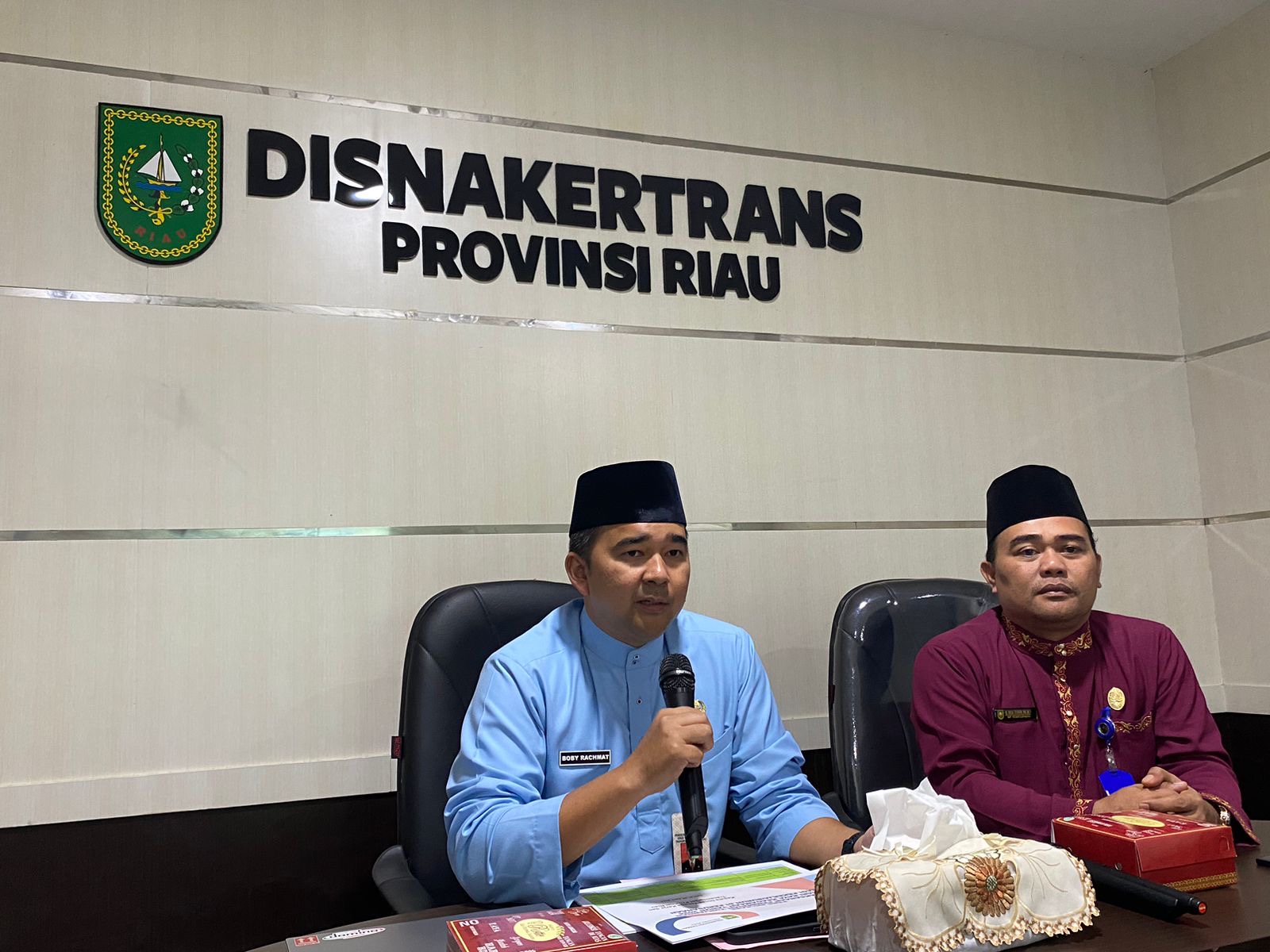 Kepala Disnakertrans Riau Boby Rachmat (kiri) saat menyampaikan keterangan pers terkait laporan THR, Jumat (26/4/2024).