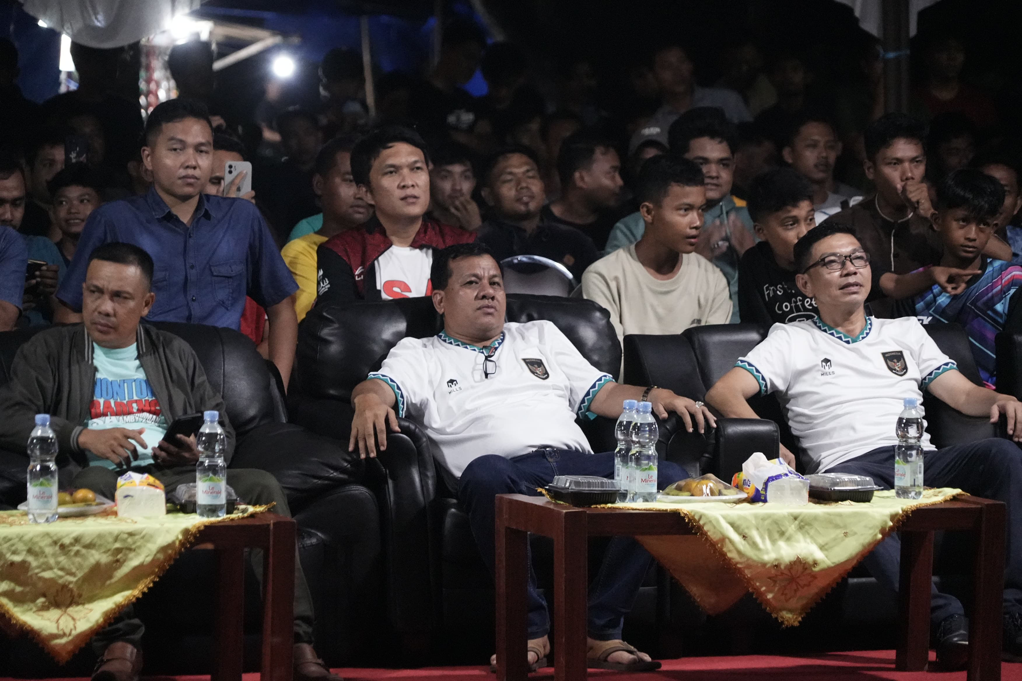 Bupati Kuansing H Suhardiman Amby, bersama Pj Sekda Fahdiansyah, Ketua Panitia Hevi H Antoni dan masyarakat saat nonton bareng Jumat (26/4/2024) dini hari di kawasan Taman Jalur Teluk Kuantan.