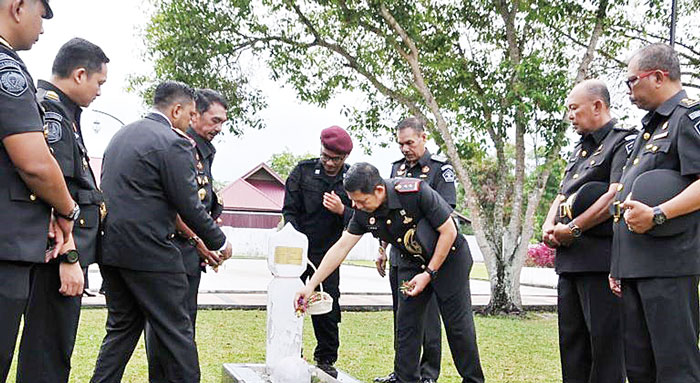 Kalapas Bengkalis Muhammad Lukman didampingi Kepala Imigrasi Bengkalis Zakaria, Kepala Rupbasan Muhammad Anwar menabur bunga di TMP Kusuma Kesatria Bengkalis, Kamis (25/4/2024).