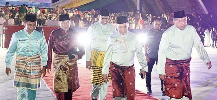 Bupati Siak Alfedri berjalan di karpet merah pada malam pembukaan MTQ ke-42 Provinsi Riau di Kota Dumai, Ahad (21/4/2024).