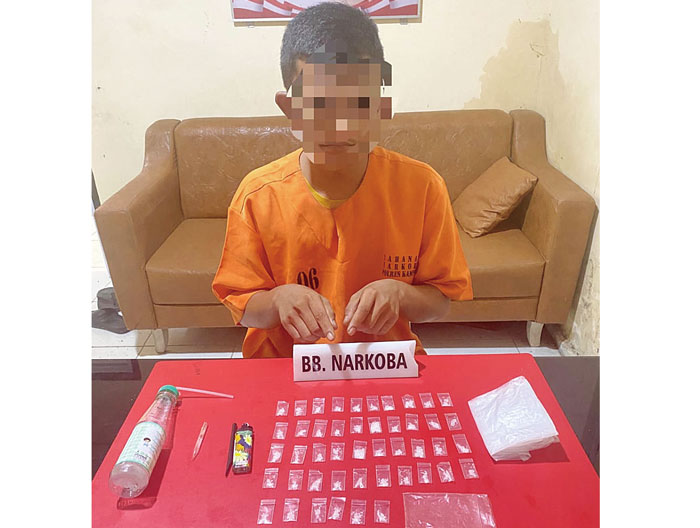 Pengedar narkoba jenis sabu-sabu berinisial MI (27) warga Dusun I Kualu Desa Kualu, Kampar, menjalani pemeriksaan di Polres Kampar, Jumat (19/4/2024).
