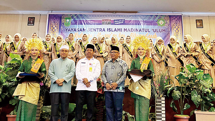 Ketua Harian Yayasan Sentra Islami Madinatul &lsquo;Ulum Siak foto bersama dengan siswa SMA Sains Tahfizh Islamic Center Siak dalam acara Khatam Qur&rsquo;an dan Akhirussanah, Siak, Rabu (24/4/2024).