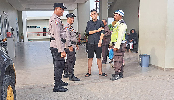 Personil Polsek Bagan Sinembah melakukan kegiatan dialogis dengan warga sebagai upaya mengingatkan warga waspada dengan potensi kriminalitas di lingkungan, Rabu (24/4/2024).