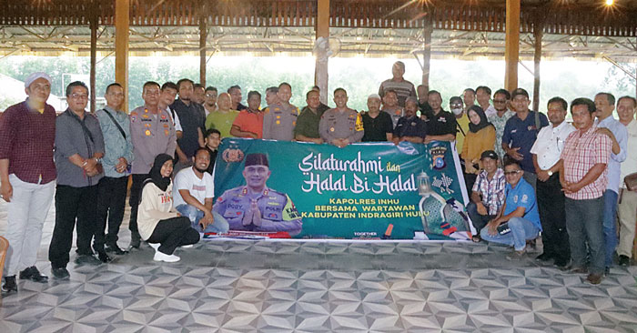 Kapolres Inhu AKBP Dody Wirawijaya SIK (tengah) didampingi sejumlah pejabat utama Polres Inhu foto bersama dengan puluhan wartawan usai kegiatan silaturahmi dan halalbihalal, Kamis (25/4/2024).