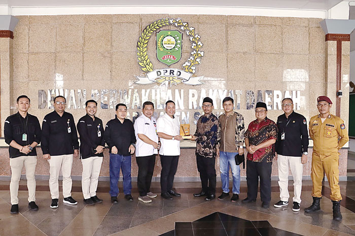 Ketua DPRD Siak Indra Gunawan menyerahkan cendera mata kepada Ketua KPU Siak Said Dharma Setiawan di Gedung DPRD Siak, Rabu (17/4/2024).