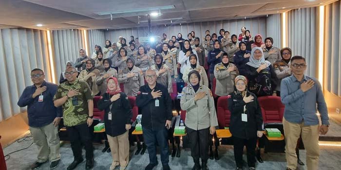 Plt Kepala OJK Riau Endang Nuryadin (tengah) dan jajaran, berfoto bersama personel Polwan Polda Riau yang mengikuti program Kamis Visit OJK Riau, Kamis (25/4/2024).
