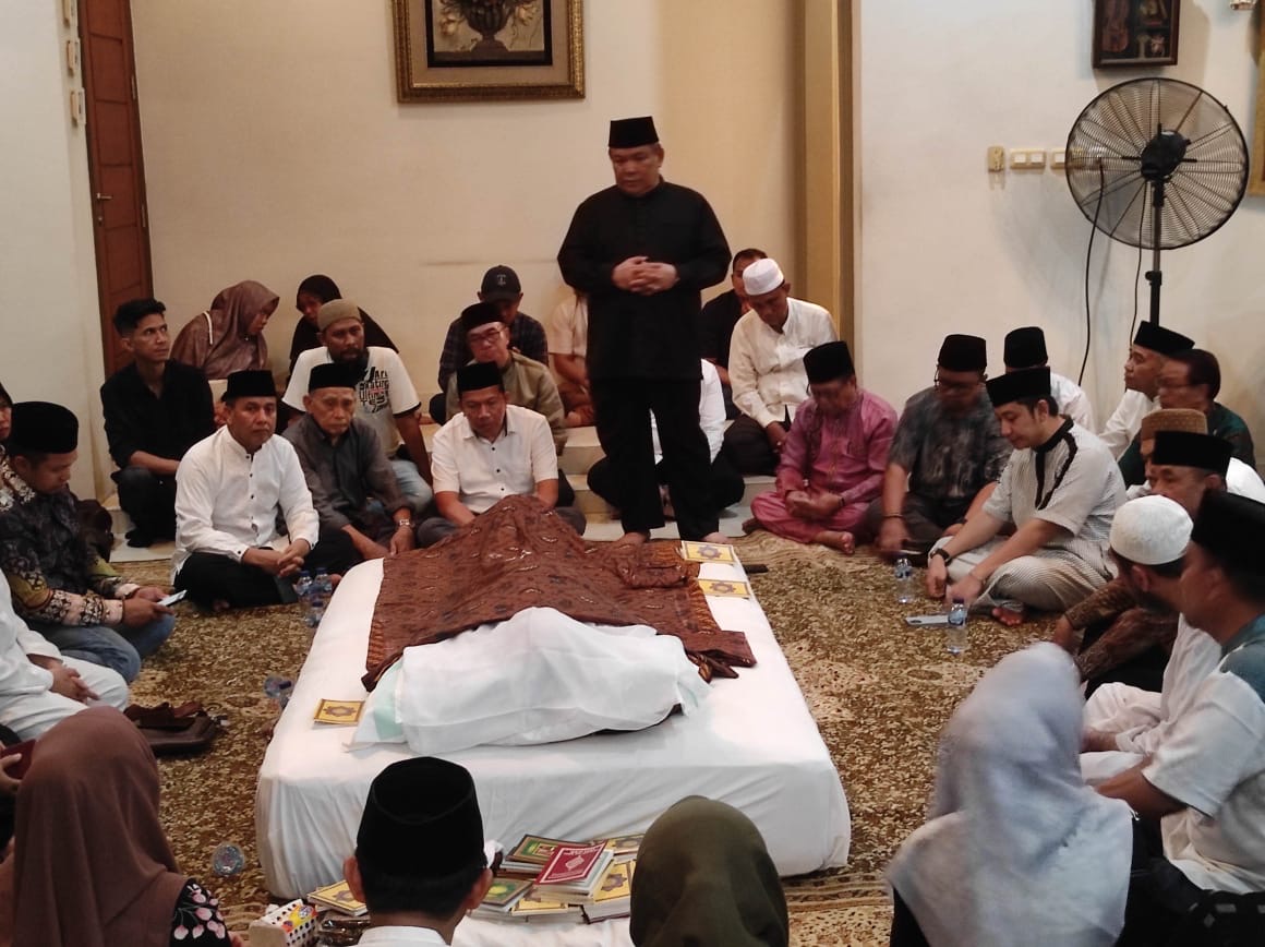 Pj Gubri SF Hariyanto melayat ke rumah duka mantan Bupati Inhil Indra Muchlis Adnan di Jalan Bata, Rejosari, Pekanbaru, Jumat (26/4/2024).