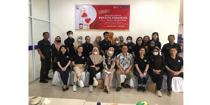 Panitia donor darah Bank Mestika Dharma foto bersama dengan tim PMI Pekanbaru, Kamis (25/4/2024).