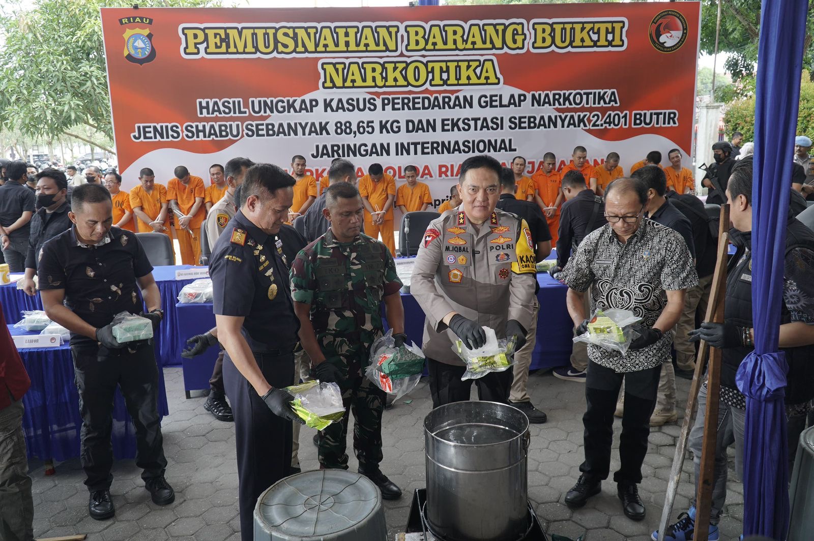 Kapolda Riau Irjen Pol Mohammad Iqbal (tengah) saat memusnahkan barang bukti narkotika jenis sabu hasil pengungkapan jaringan internasional di balaman belakang Mapolda Riau, Jalan Patimura, Pekanbaru,