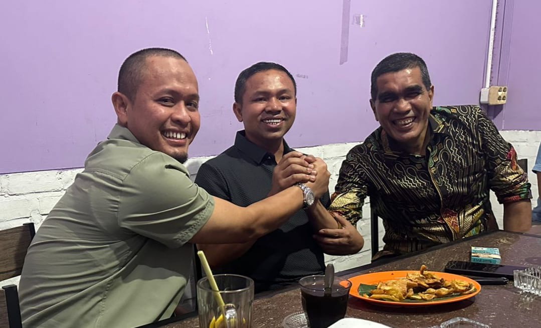 Kompak Agung Nugroho salam komando dengan Parisman Ihwan, yang disaksikan Ketum PKB Riau Abdul Wahid, dalam pertemuannya di Pekanbaru, Kamis malam (25/4/2024).