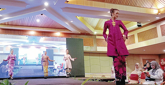 Para perempuan muda di Kota Pekanbaru  memeragakan pakaian khas Melayu Riau saat memperingati Hari Kartini yang diselenggarakan  Puan Aspekraf Riau, Kamis (25/4/2024).