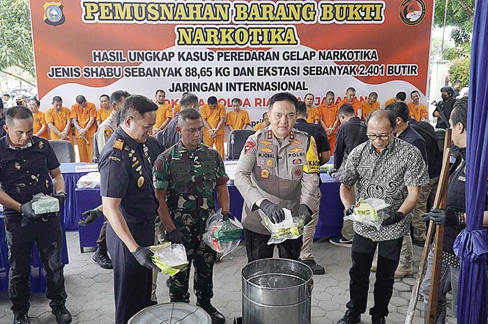 Kapolda Riau Irjen Pol Mohammad Iqbal memusnahkan barang bukti narkotika di Halaman Mapolda Riau, Pekanbaru, Jumat (26/4/2024).