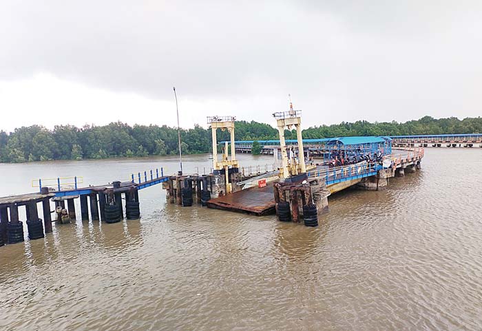 Tiang besi penyangga dan lantai ramdoor Dermaga 1 Air Putih Bengkalis mulai mengalami pengeroposan dan rusak akibat benturan armada kapal Ro-Ro. Foto diambil Kamis (25/4/2024).