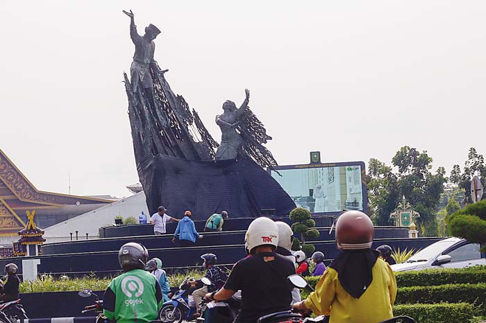 Sejumlah pekerja menyelesaikan revitalisasi Tugu Zapin di Jalan Jenderal Sudirman, Pekanbaru, Jumat (26/4/2024).