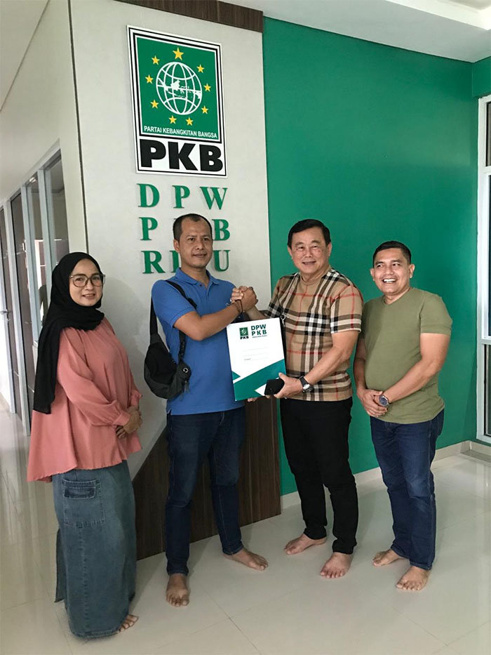 Ketua Desk Pilkada DPW PKB Riau Yussafat Rendra menyerahkan berkas formulir pada H Halim didampingi Ketua DPC PKB Kuansing H Musliadi SAg, Sabtu (27/4/2024).