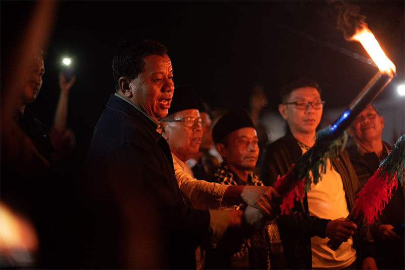 Bupati Kuansing Dr H Suhardiman Amby AK MM melakukan melayur jalur Desa Benai Kecil Kamis (25/4/2024) malam.