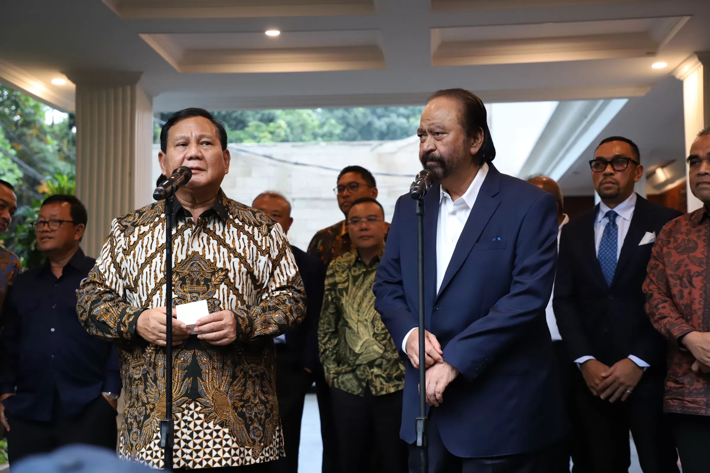 Presiden terpilih periode 2024-2029 Prabowo Subianto dab Ketua Umum Partai NasDem Surya Paloh melakukan pertemuan di Jalan Kertanegara, Jakarta, Kamis (25/4/2024).