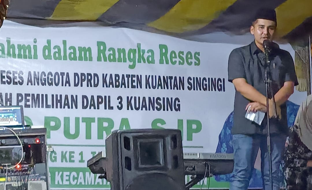 Anggota DPRD Kuansing dari PKB saat melaksanakan reses di Desa Lubuk Ambacang, Kecamatan Hulu Kuantan, Sabtu (27/4/2024) malam.
