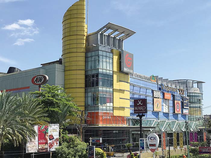 Gedung Mal Ciputra Seraya berdiri megah di Jalan Riau, Pekanbaru.