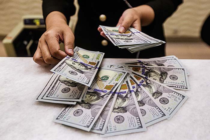 Petugas menghitung mata uang dolar AS di salah satu gerai penukaran uang asing di Jakarta, Rabu (17/4/2024) lalu.
