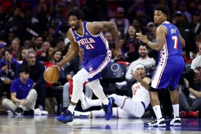 Bintang Philadelphia 76ers Joel Embiid (kiri) mencetak 50 poin dalam laga ketiga babak play-off NBA Wilayah Timur melawan New York Knicks di Wells Fargo Center Philadelphia, Pennsylvania.