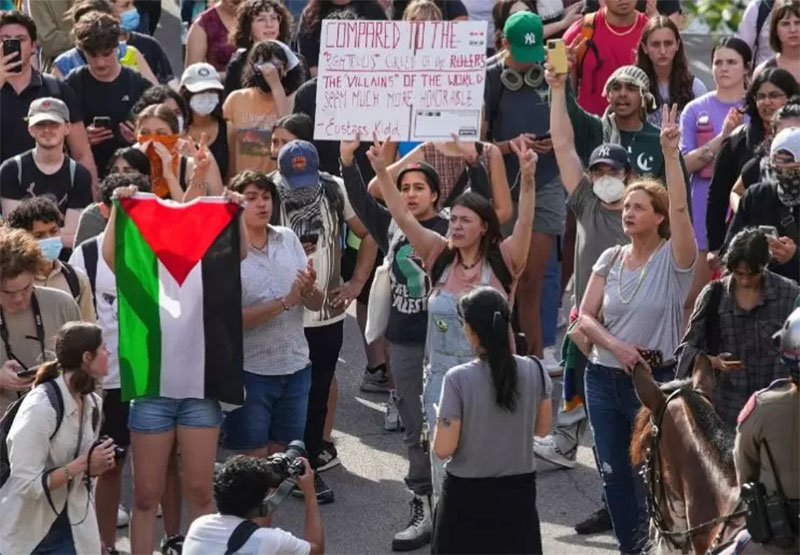 Banyak mahasiswa dari berbagai kampus di Amerika Serikat yang melakukan protes Anti-Israel.