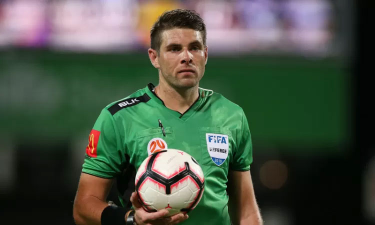 Potret Shaun Evans saat memimpin pertandingan A-League.