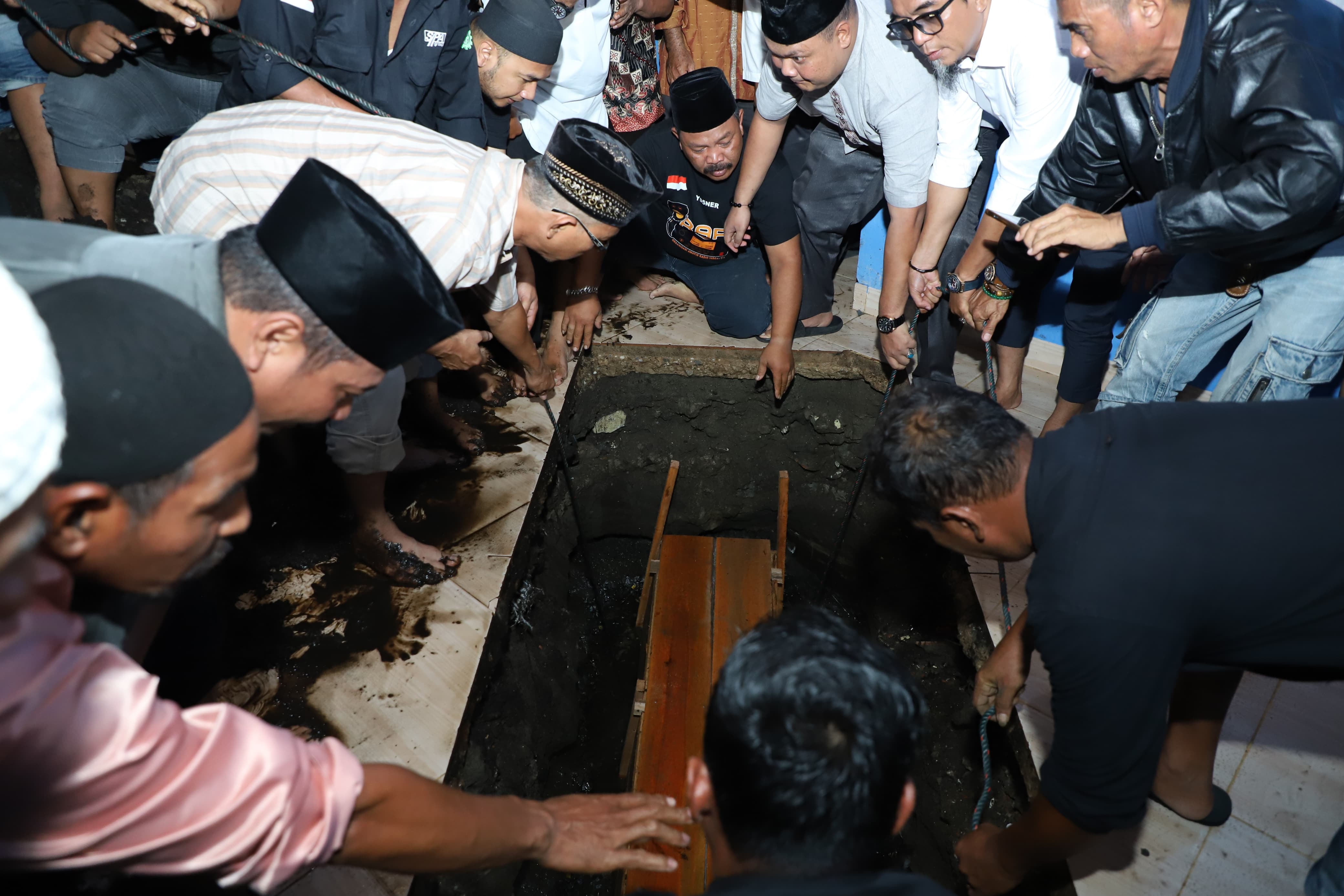 Jenazah mantan Bupati Inhil dua periode H Indra Muchlis Adnan, saat dimasukkan ke liang lahat di permakaman keluarga Kompleks Pendidikan Syech Walid Thalib Saleh Jalan Trimas Tembilahan, Sabtu (27/4)