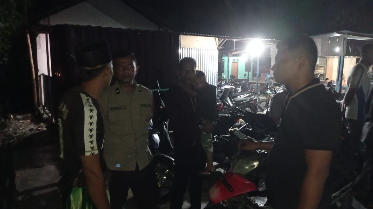 Jajaran Polsek Tambang saat melayat ke rumah duka di Dusun Sei Putih, Desa Kualu Nenas, Kecamatan Tambang, Kabupaten Kampar, Sabtu (27/4/2024).