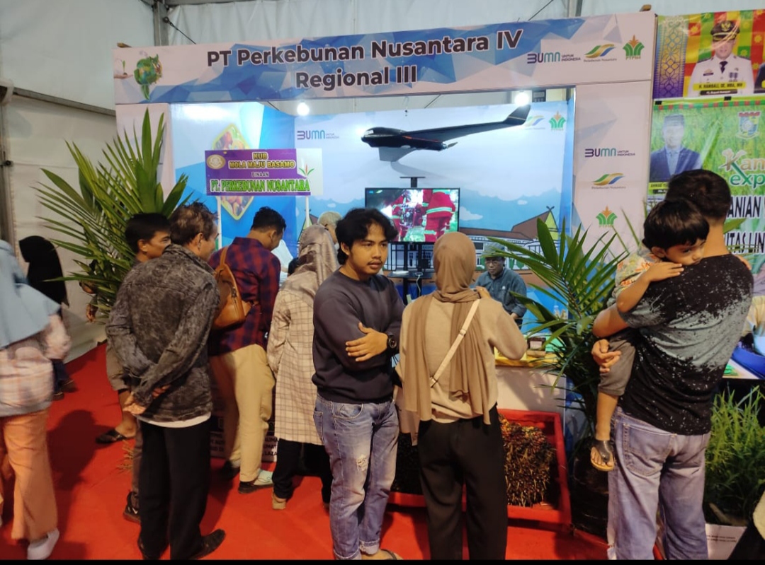 Masyarakat memadati stan PTPN IV Regional III dalam perhelatan Kampar Expo 2024 yang diselenggarakan di Lapangan Merdeka Bangkinang, Sabtu (27/4/2024).