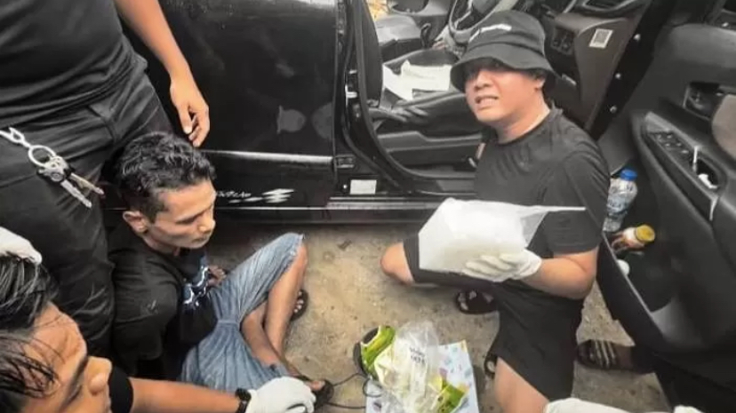 BNNP Sumbar mengungkap kasus narkotika jenis sabu berawal dari ditangkapnya seorang kurir sabu berinisal DF pekerjaan sopir travel ini.