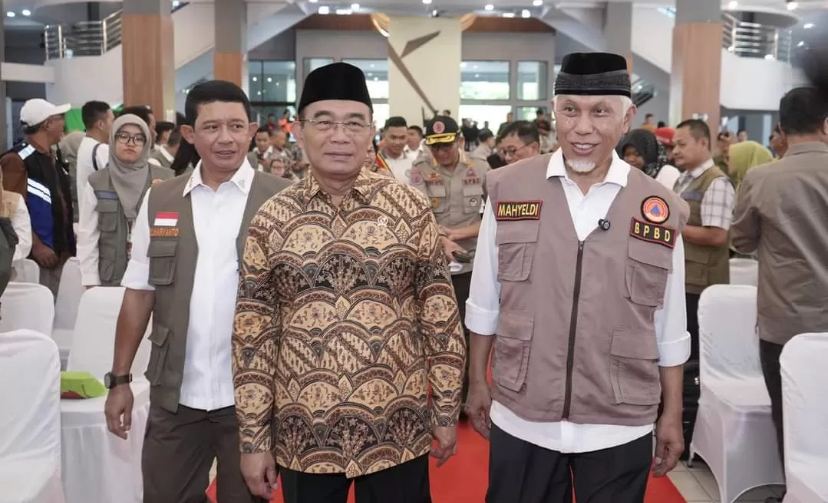 Menko PMK Muhadjir Effendy bersama Gubernur Sumbar Mahyeldi saat menghadiri peringatan Hari Kesiapsiagaan Bencana Nasional (HKBN) 2024 di Padang.