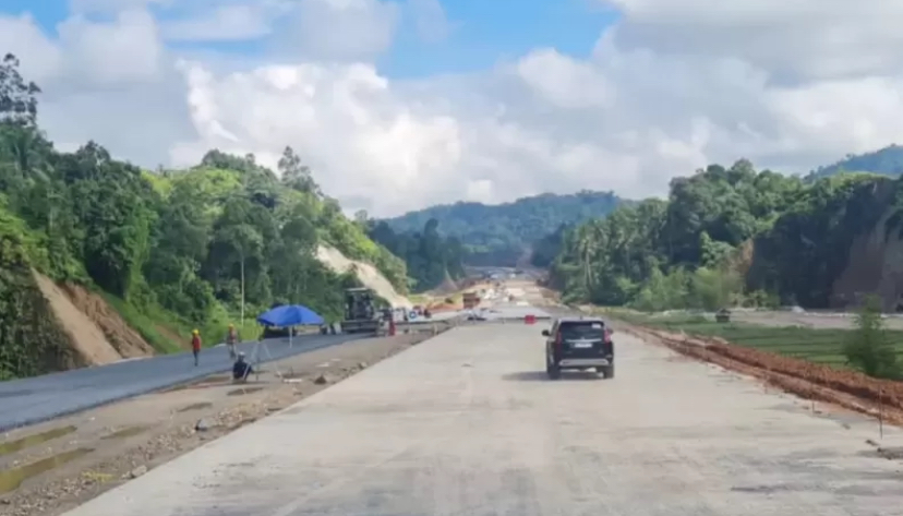 Hutama Karya (Persero) terus memacu pembangunan Jalan Tol Trans Sumatera (JTTS) ruas Padang-Sicincin yang ditargetkan tuntas 2024.