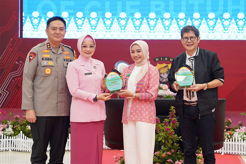 Kapolda Riau Irjen Pol Mohammad Iqbal dan Ketua Bhayangkari Daerah Riau Nindya M Iqbal berfoto bersama Dokter Boyke dan Zahra Muhammad Mpsi Psikolog RS Awal Bros usai webiner.