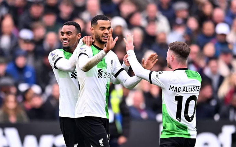 Pemain Liverpool merayakan gol kedua ke gawang West Ham.