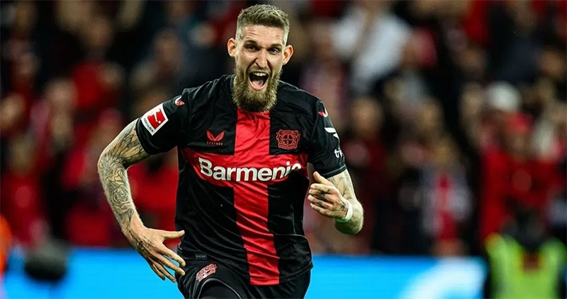 Robert Andrich melakukan selebrasi usai mencetak gol di menit akhir ke gawang VfB Stuttgart untuk memastikan tren tak terkalahlan Bayer Leverkusen tetap terjaga.