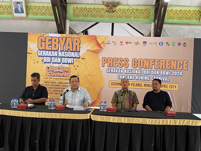 Pj Gubri SF Hariyanto (dua kiri) saat menyampaikan keterangan pers Iven BBI/BBWI dan Lancang Kuning Carnival 2024 yang akan mulai dilaksanakan Jumat (3/5/20204) mendatang.