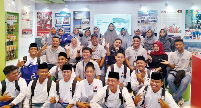 Santri Pondok Pesantren Daarun Nahdhah foto bersama pemateri dari PHR dan SKK Migas di Booth SKK Migas-KKKS pada kegiatan Kampar Expo 2024, Sabtu (27/4/2024).