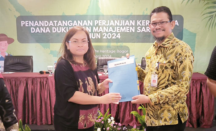 Kepala Disbun Bengkalis  menerima berkas perjanjian kerja sama dana dukungan manajemen sarana dan prasarana perkebunan sawit, bersama Badan Pengelola Dana Perkebunan Kelapa Sawit, akhir pekan lalu.