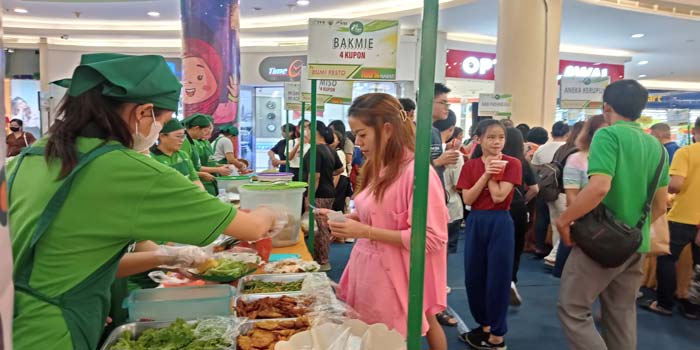 Pengunjung Mal Ciputra Pekanbaru ramai melihat dan menikmati menu makanan dan minuman vegetarian yang diadakan di Vegan Festival, Ahad (28/4/2024).