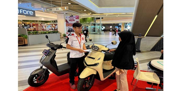 Sales PT Capella Dinamik Nusantara Riau melayani pengunjung yang hadir di pameran selama tujuh hari di Living World, Ahad (28/4/2024).