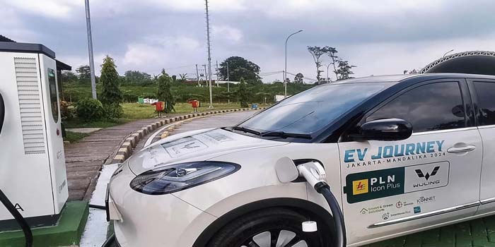 Mobil listrik Wuling BinguoEV mengisi daya saat menempuh perjalanan dari Jakarta ke Mandalika.
