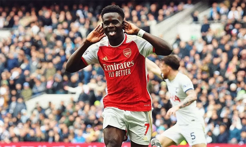 Penyerang Arsenal, Bukayo Saka melakukan selebrasi usai menjebol gawang Tottenham Hotspur.