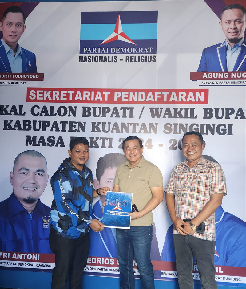 Ketua DPC Partai Demokrat Kuansing Fedrios Gusni menyerahkan formulir pendaftaran pada Ketua DPC PDI Perjuangan Kuansing H Halim didampingi Sekretaris Tim Penjaringan PDI Perjuangan Kuansing Karyono.