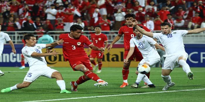 Bek Indonesia Muhammad Ferarri menendang bola ke gawang Uzbekistan dalam laga semifinal Piala AFC U-23 Qatar 2024 di Stadion Abdullah Bin Khalifa